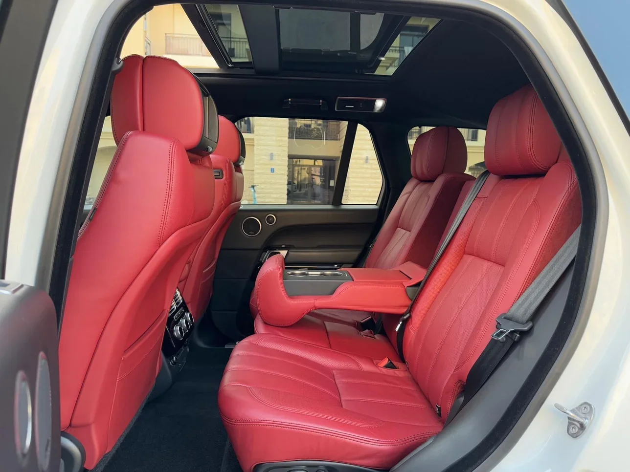 لاند روفر  رنج روفر  فوج سوبر تشارجر  2015  اوتوماتيك  121,000 كم  8 سلندر  دفع رباعي  اس يو في  أبيض