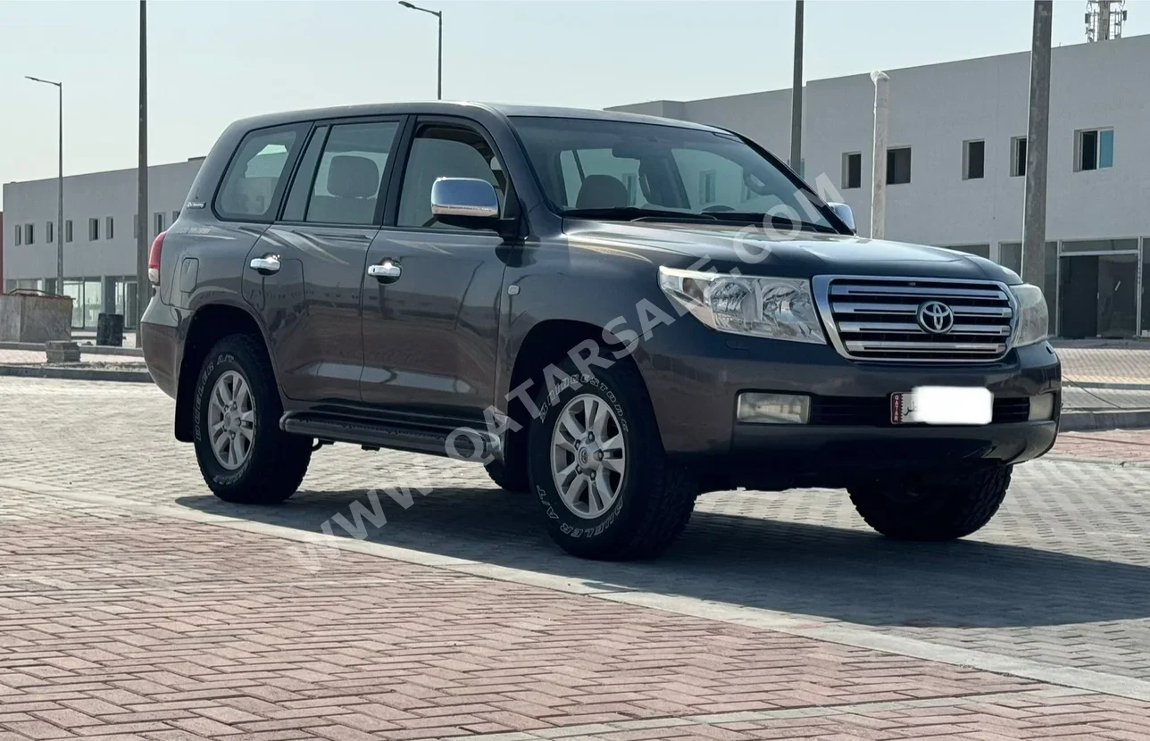 Toyota  Land Cruiser  GXR  2011  Automatic  327,000 Km  8 Cylinder  Four Wheel Drive (4WD)  SUV  Gray