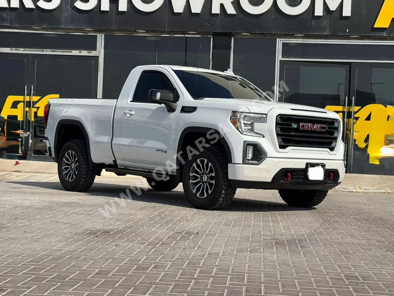 GMC  Sierra  AT4  2022  Automatic  113,000 Km  8 Cylinder  Four Wheel Drive (4WD)  Pick Up  White