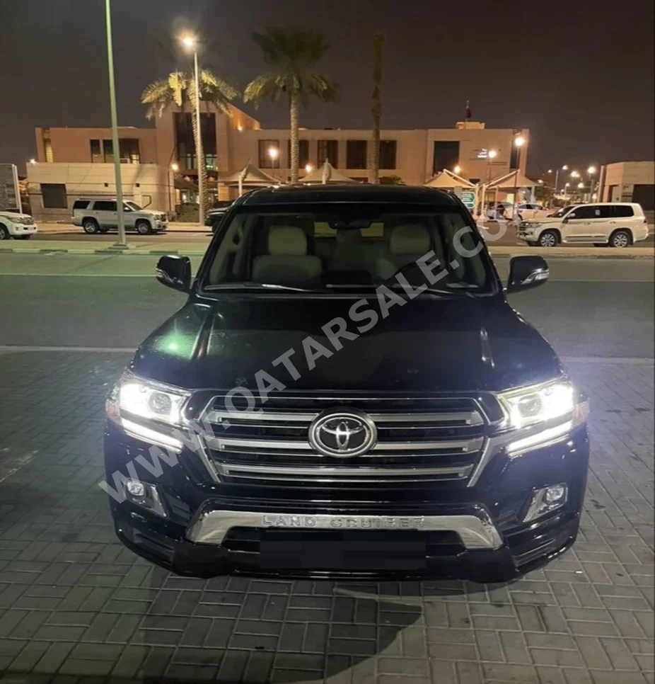  Toyota  Land Cruiser  GXR  2017  Automatic  172,000 Km  8 Cylinder  Four Wheel Drive (4WD)  SUV  Black  With Warranty