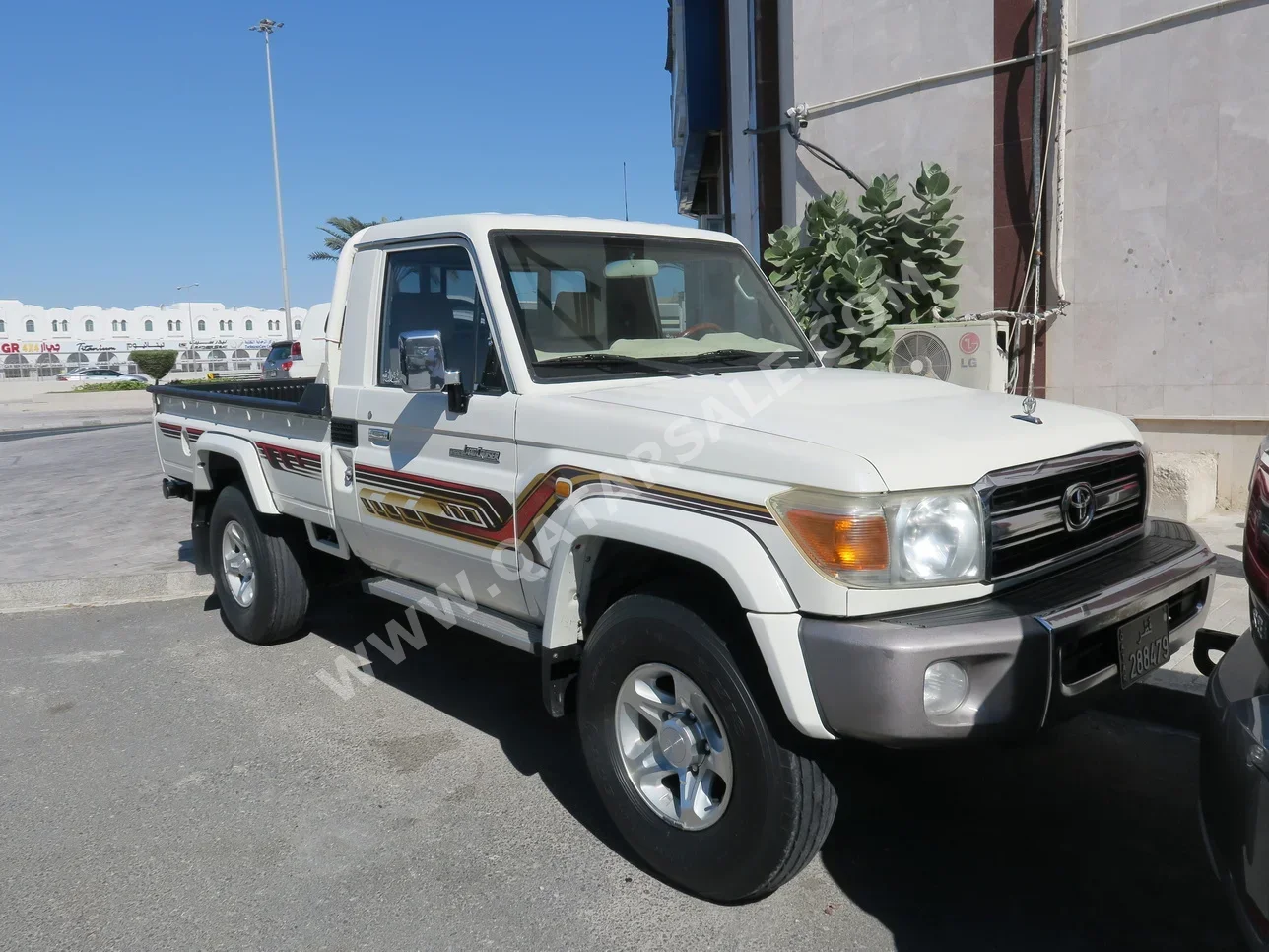 Toyota  Land Cruiser  LX  2015  Manual  200,000 Km  6 Cylinder  Four Wheel Drive (4WD)  Pick Up  White