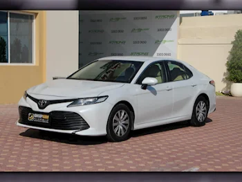 تويوتا كامري أل اي 2019 اوتوماتيك 160,000 كم 4 سلندر سحب امامي سيدان أبيض تحت الضمان