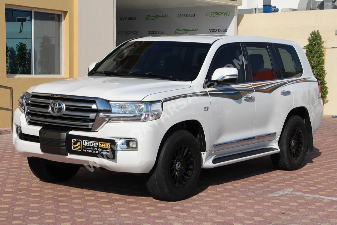 Toyota  Land Cruiser  VXR  2016  Automatic  173,000 Km  8 Cylinder  Four Wheel Drive (4WD)  SUV  White  With Warranty