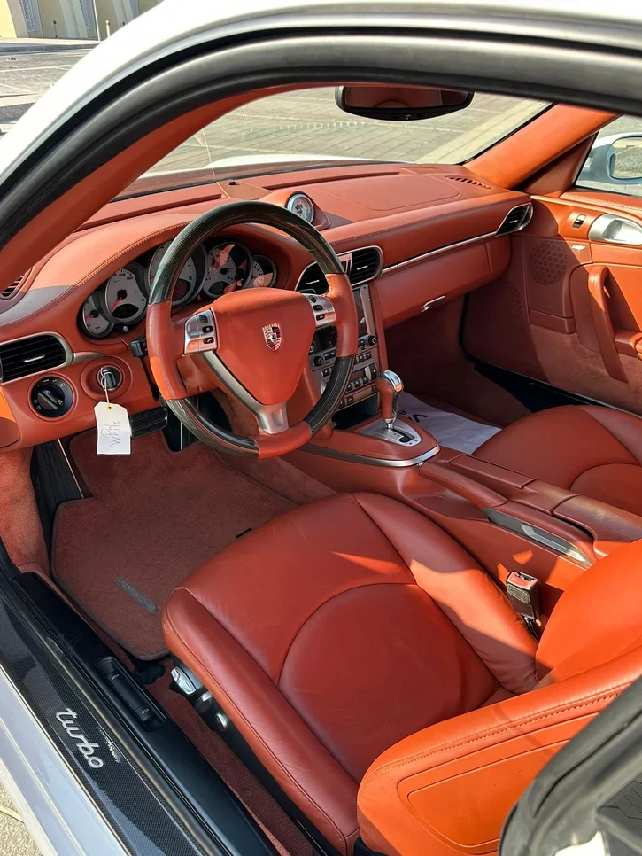 بورش 911 توربو 2007 اوتوماتيك 118,000 كم 6 سلندر دفع خلفي كوبيه \ سبورت أبيض