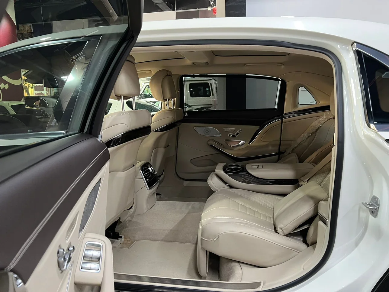 Mercedes-Benz  Maybach  S650  2019  Automatic  77,000 Km  8 Cylinder  All Wheel Drive (AWD)  Sedan  White and Black