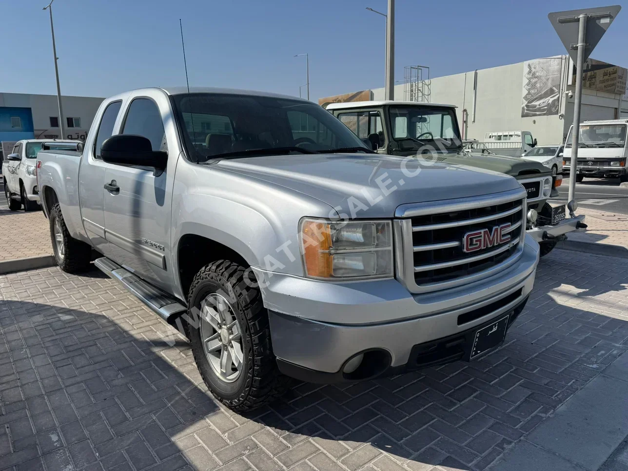 GMC  Sierra  SLE  2013  Automatic  352,000 Km  8 Cylinder  Four Wheel Drive (4WD)  Pick Up  Silver