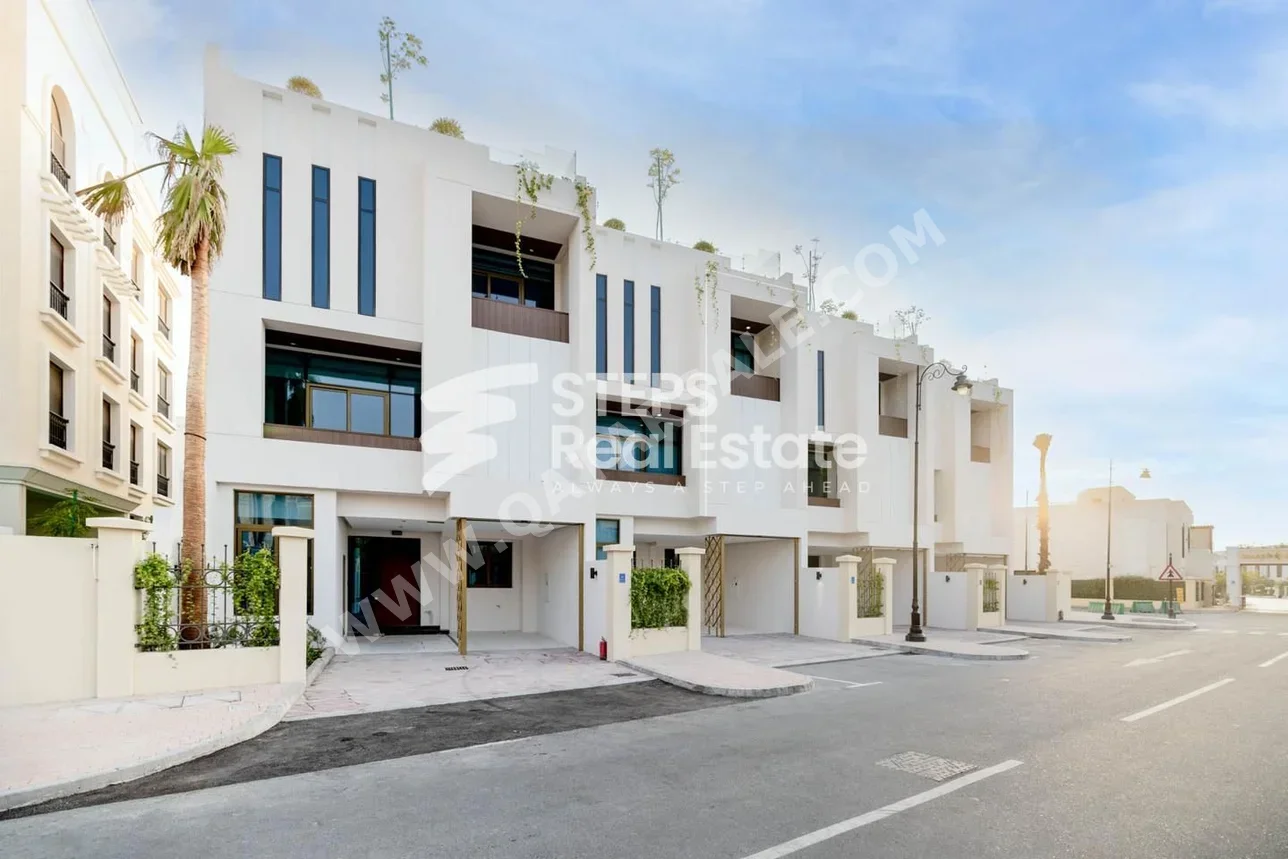 Townhouse  - Semi Furnished  - Doha  - The Pearl  - 5 Bedrooms