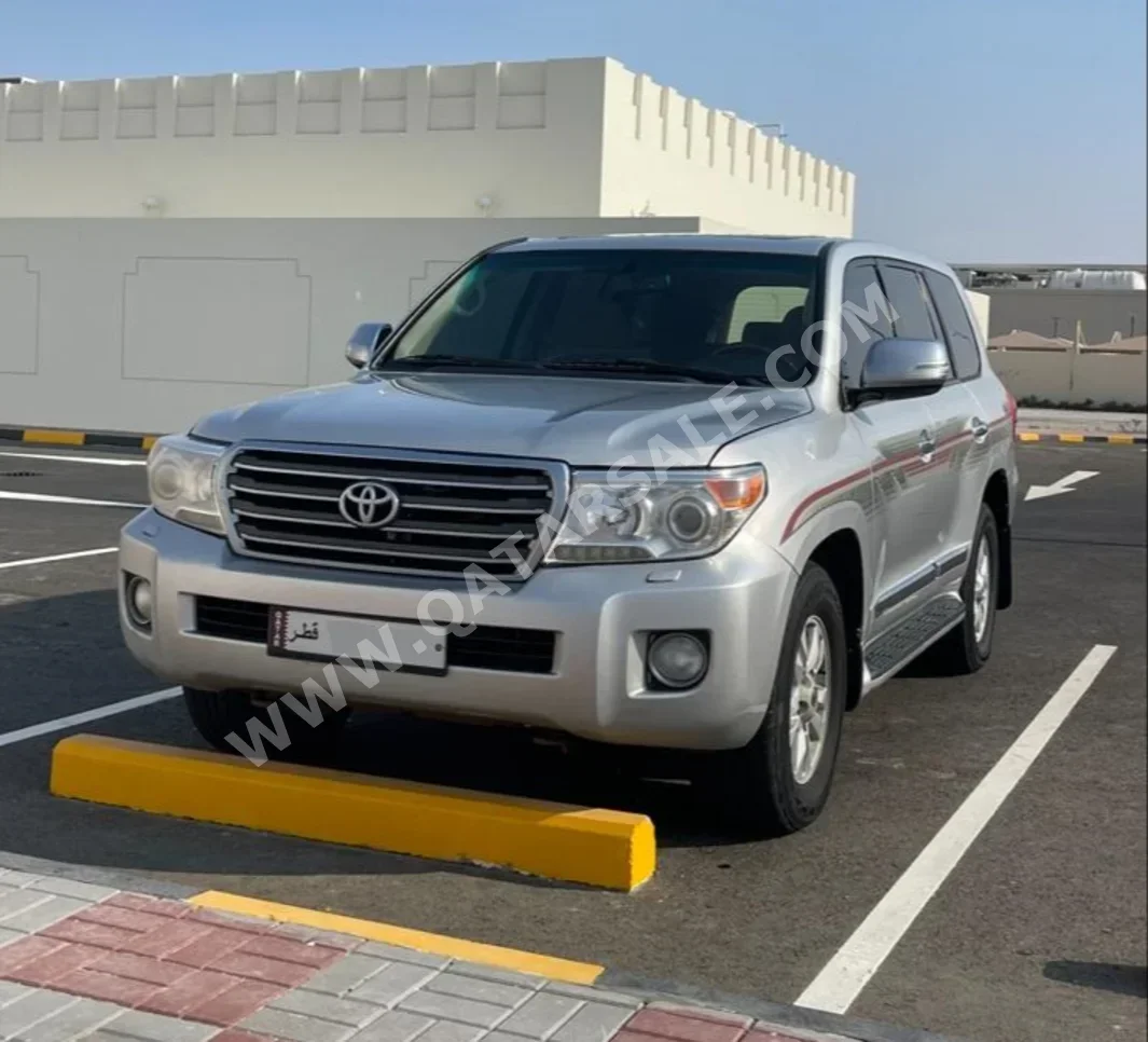 Toyota  Land Cruiser  GXR  2013  Automatic  580,000 Km  8 Cylinder  Four Wheel Drive (4WD)  SUV  Silver