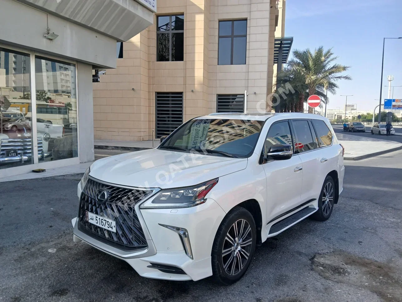 Lexus  LX  570  2017  Automatic  200,000 Km  8 Cylinder  Four Wheel Drive (4WD)  SUV  White