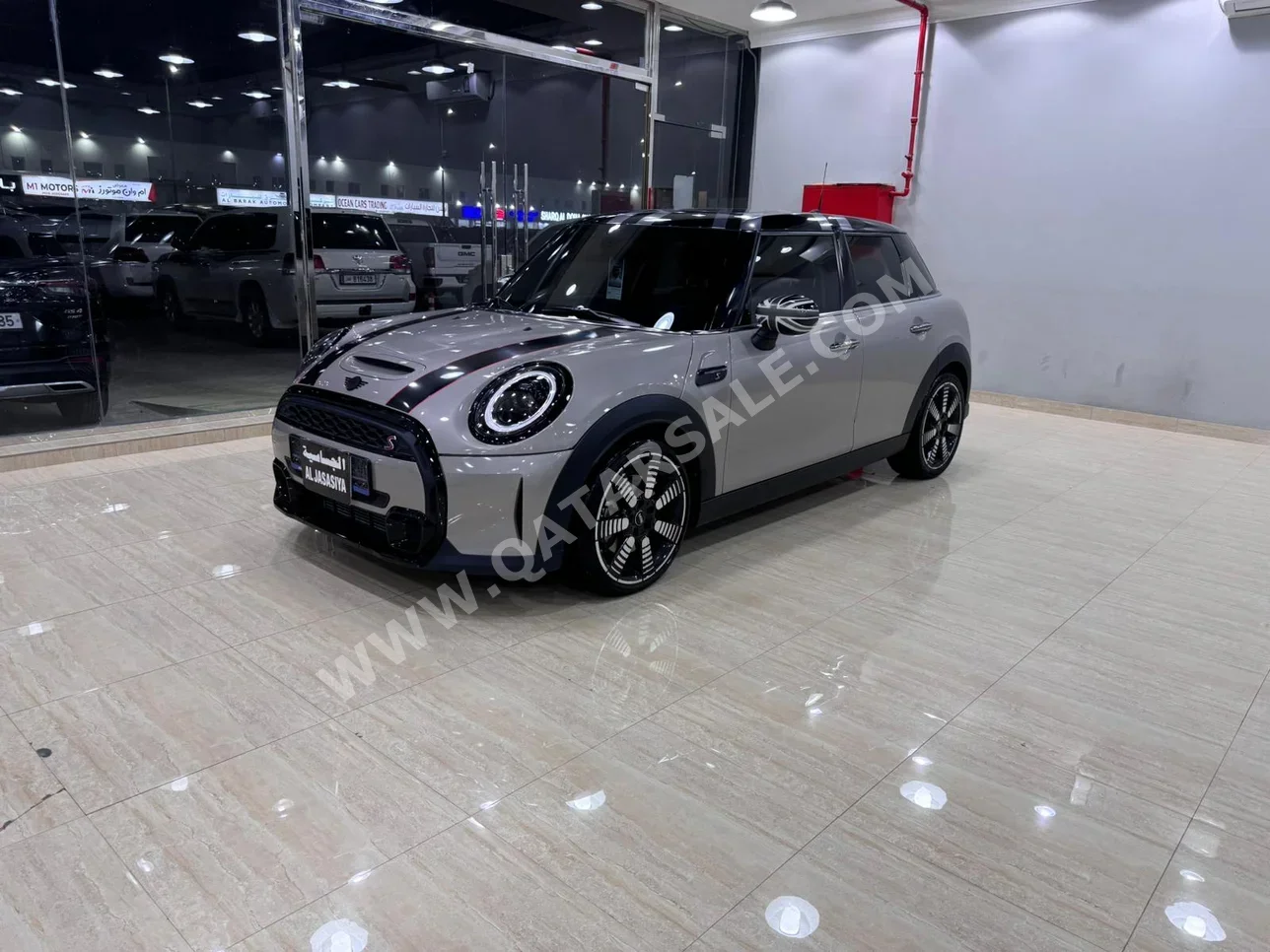 Mini  Cooper  S  2022  Automatic  32,000 Km  4 Cylinder  Front Wheel Drive (FWD)  Hatchback  Silver