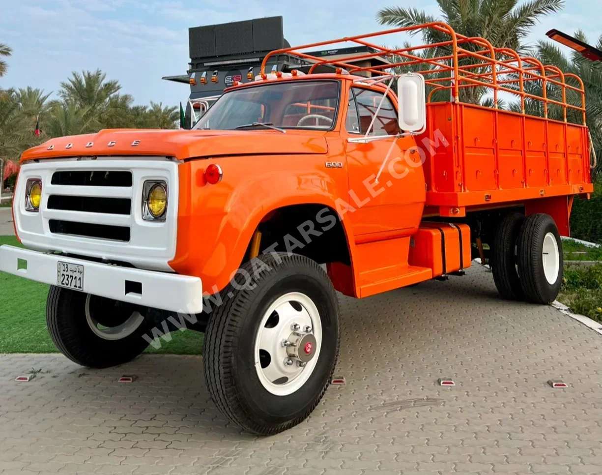 Dodge  Classic  1977  Manual  0 Km  8 Cylinder  Four Wheel Drive (4WD)  Pick Up  Orange