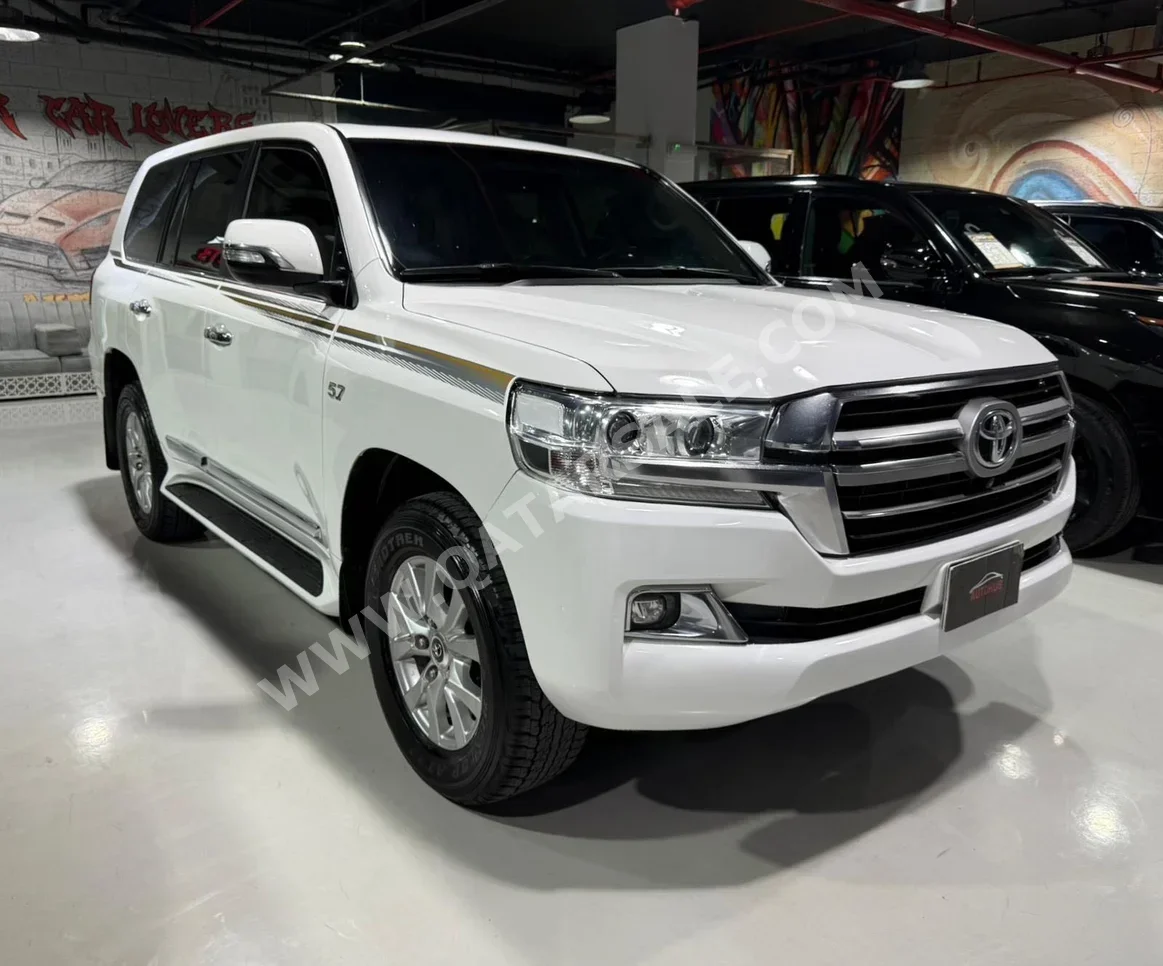 Toyota  Land Cruiser  VXR  2018  Automatic  184,000 Km  8 Cylinder  Four Wheel Drive (4WD)  SUV  White