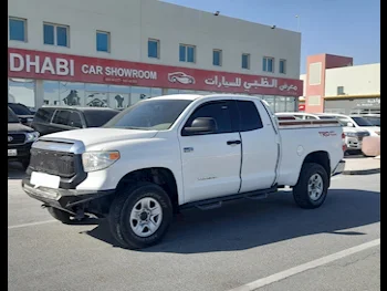 Toyota  Tundra  2015  Automatic  133,000 Km  8 Cylinder  Four Wheel Drive (4WD)  Pick Up  White