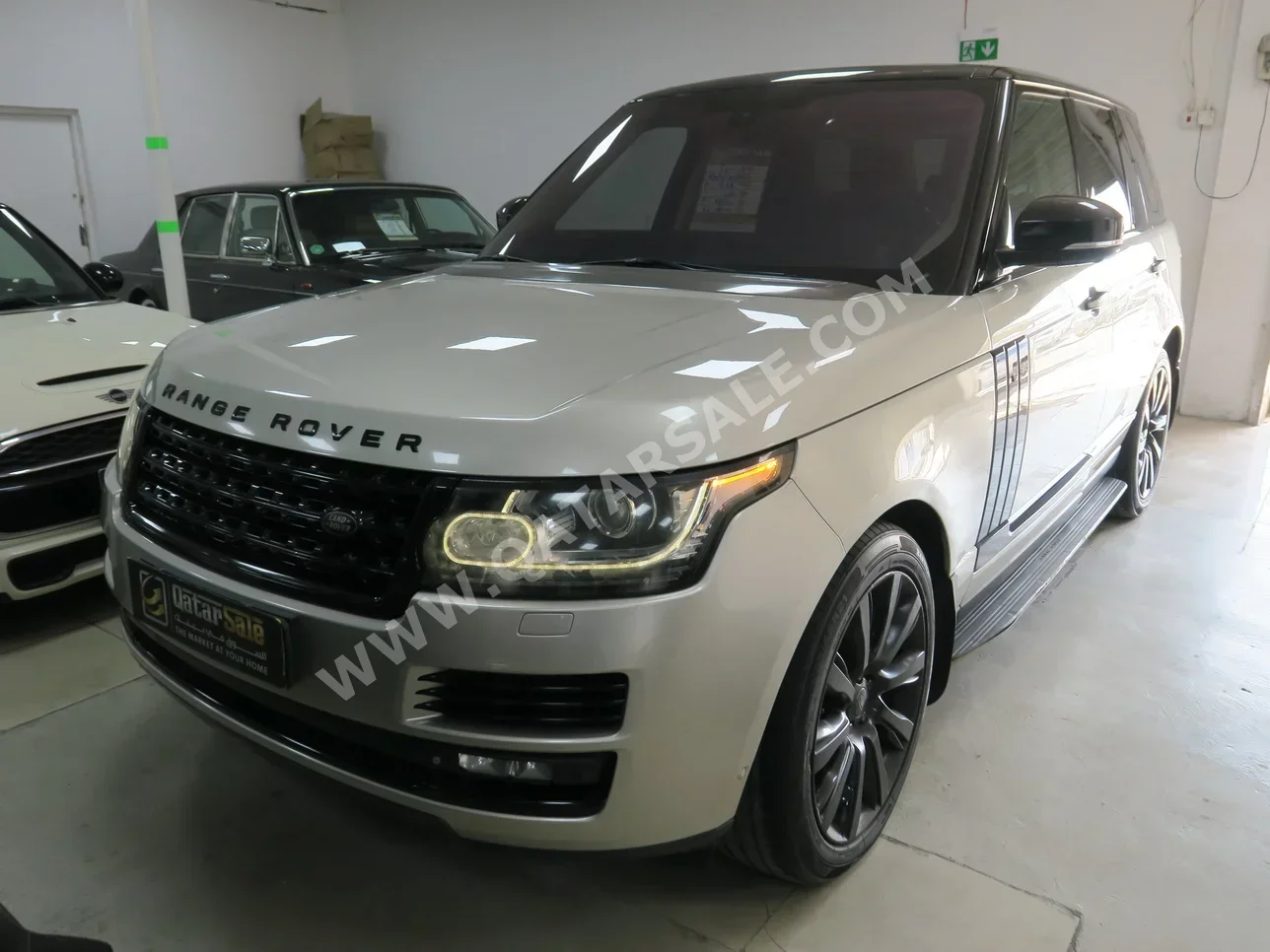 Land Rover  Range Rover  Vogue  2014  Automatic  132,000 Km  8 Cylinder  Four Wheel Drive (4WD)  SUV  Gold