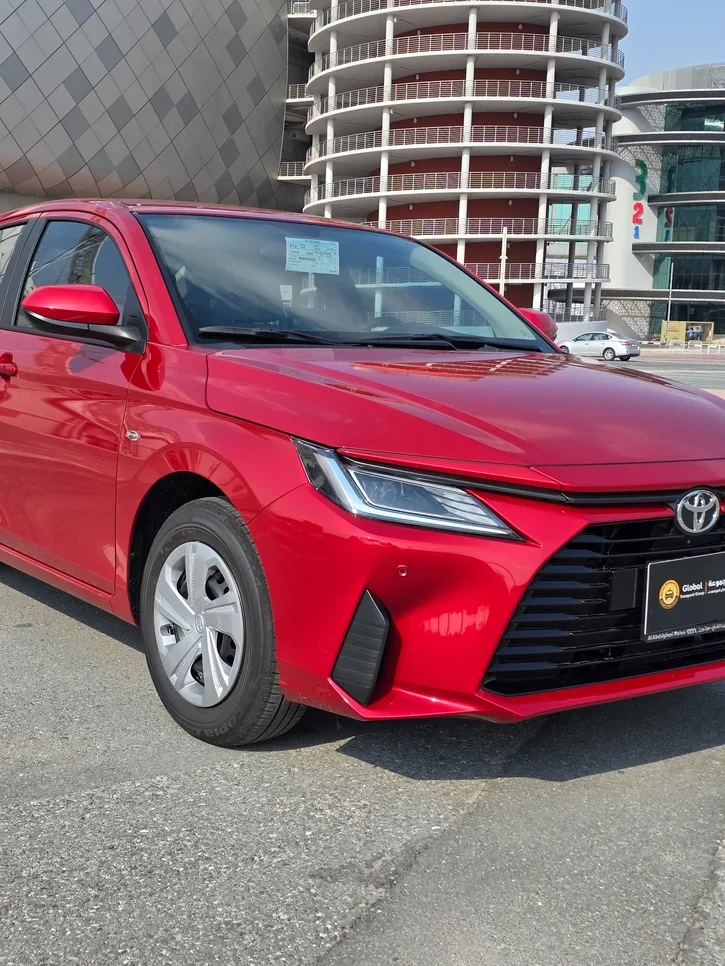 تويوتا  ياريس  4 سلندر  سيدان  أحمر  2024