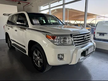 Toyota  Land Cruiser  GXR  2015  Automatic  200,000 Km  8 Cylinder  Four Wheel Drive (4WD)  SUV  White