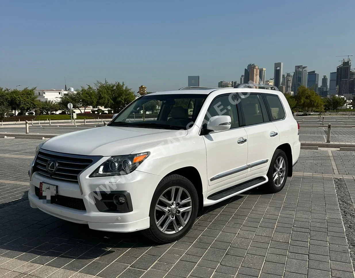  Lexus  LX  570  2015  Automatic  139,000 Km  8 Cylinder  Four Wheel Drive (4WD)  SUV  White  With Warranty