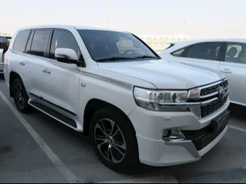 Toyota  Land Cruiser  VXR- Grand Touring S  2016  Automatic  235,000 Km  8 Cylinder  Four Wheel Drive (4WD)  SUV  White