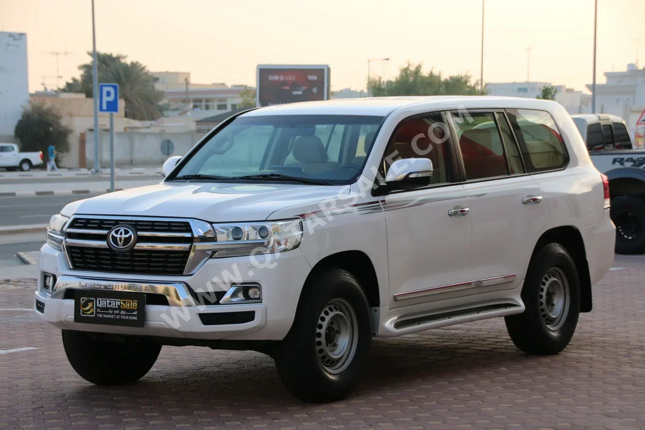 Toyota  Land Cruiser  GXR  2016  Automatic  259,000 Km  8 Cylinder  Four Wheel Drive (4WD)  SUV  White