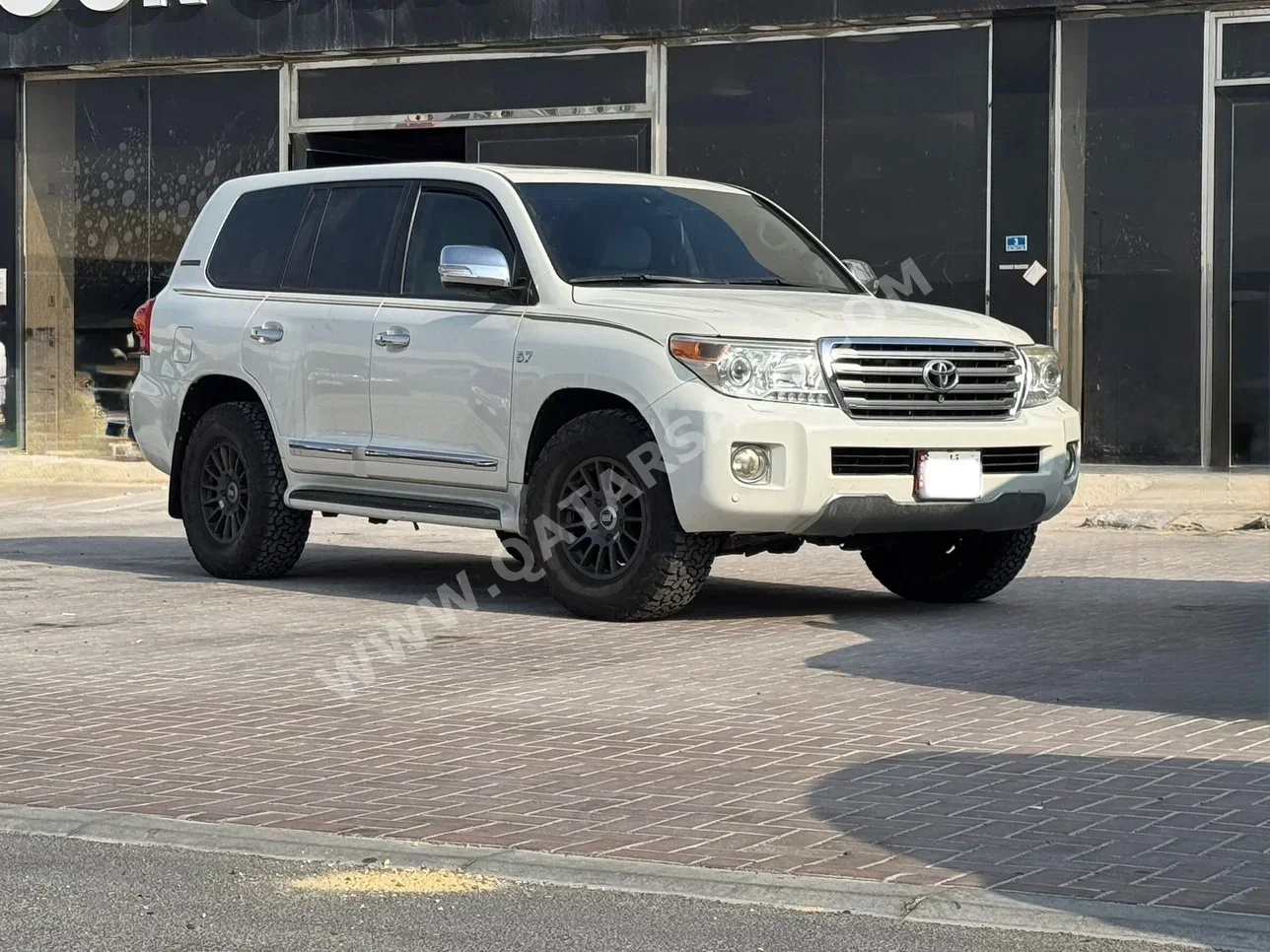 Toyota  Land Cruiser  VXR  2015  Automatic  245,000 Km  8 Cylinder  Four Wheel Drive (4WD)  SUV  White