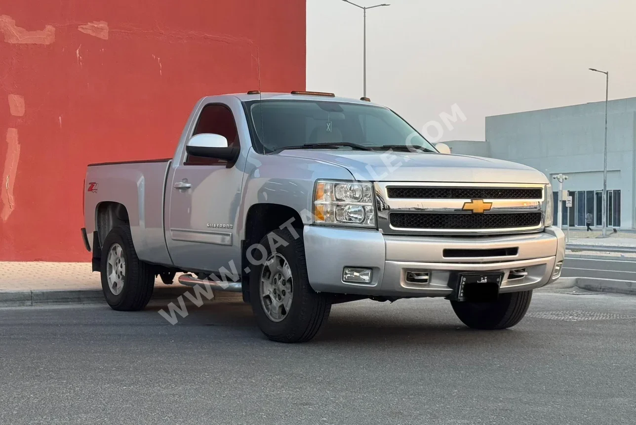 Chevrolet  Silverado  LT  2013  Automatic  400,000 Km  8 Cylinder  Four Wheel Drive (4WD)  Pick Up  Silver