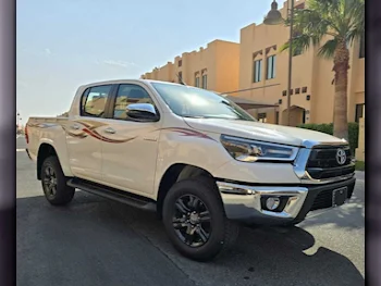 Toyota  Hilux  SR5  2025  Automatic  0 Km  4 Cylinder  Four Wheel Drive (4WD)  Pick Up  White and Red  With Warranty