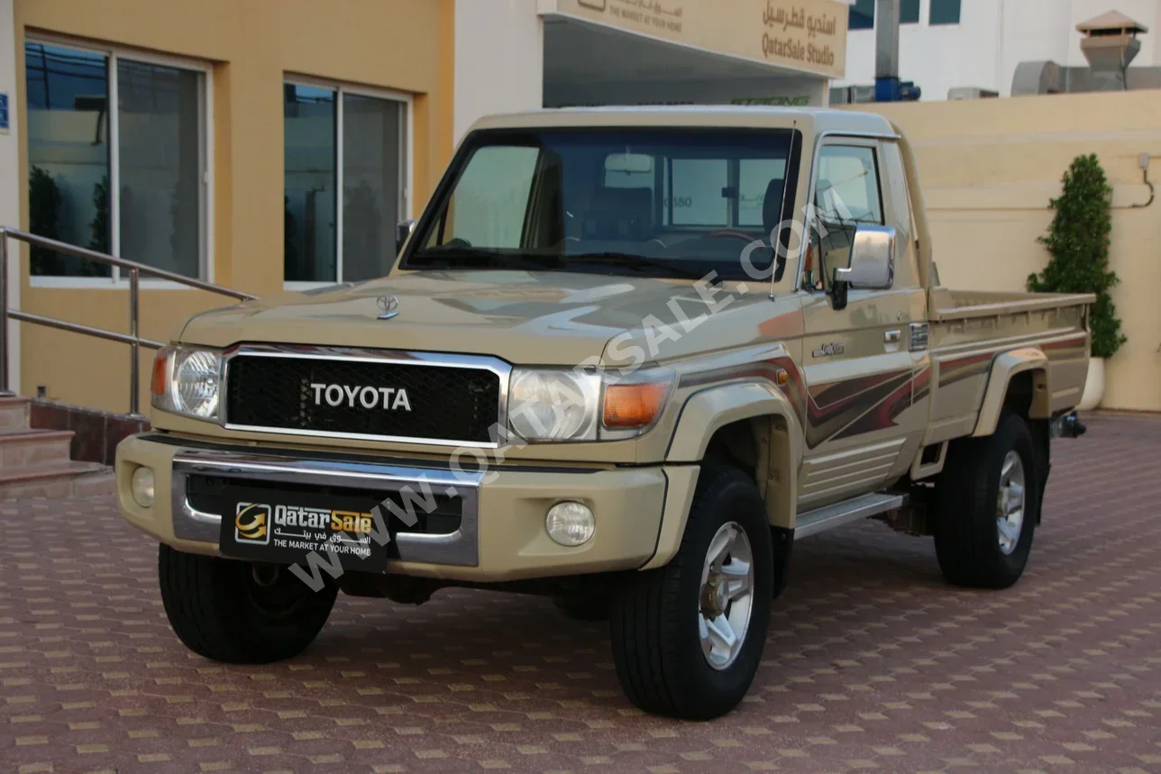 Toyota  Land Cruiser  LX  2016  Manual  341,000 Km  6 Cylinder  Four Wheel Drive (4WD)  Pick Up  Beige