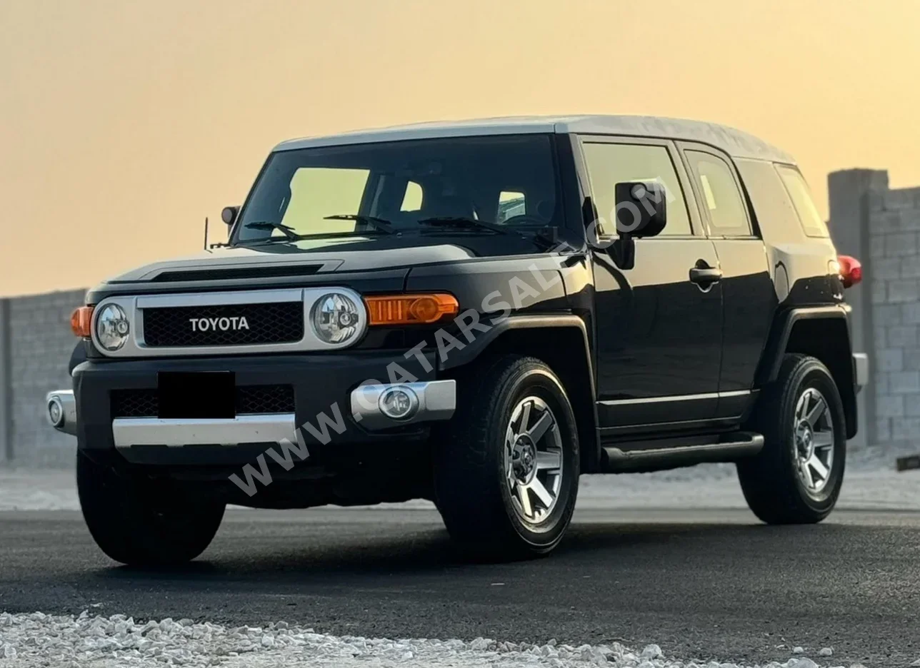 Toyota  FJ Cruiser  2015  Automatic  200,000 Km  6 Cylinder  Four Wheel Drive (4WD)  SUV  Black