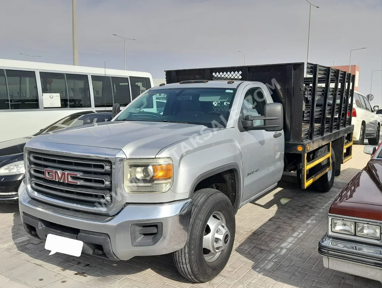 GMC  Sierra  3500 HD  2015  Automatic  61,000 Km  8 Cylinder  Four Wheel Drive (4WD)  Pick Up  Silver