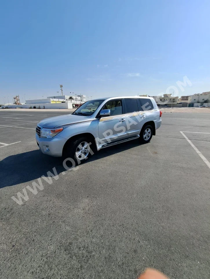 Toyota  Land Cruiser  GXR  2013  Automatic  280,000 Km  8 Cylinder  Four Wheel Drive (4WD)  SUV  Silver