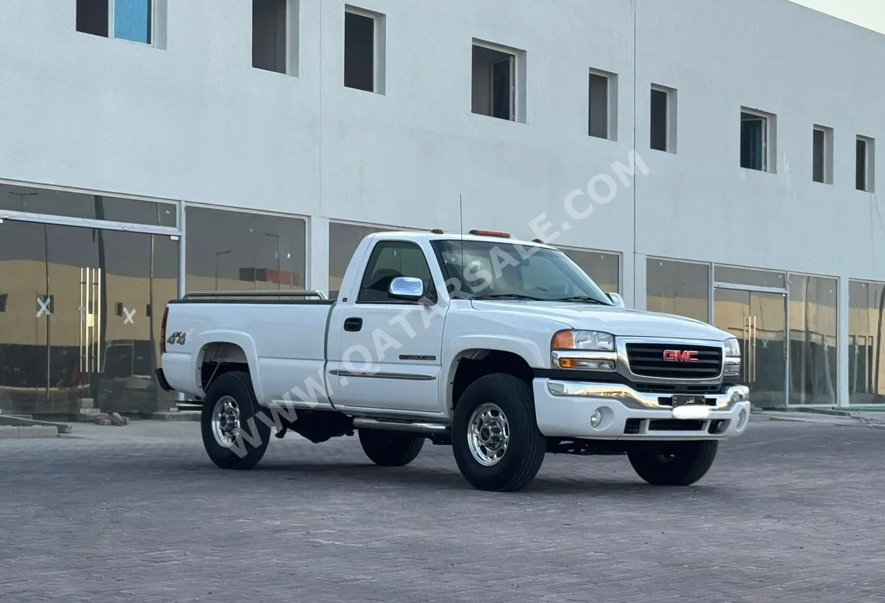  GMC  Sierra  2500 HD  2001  Manual  56,000 Km  8 Cylinder  Four Wheel Drive (4WD)  Pick Up  White  With Warranty