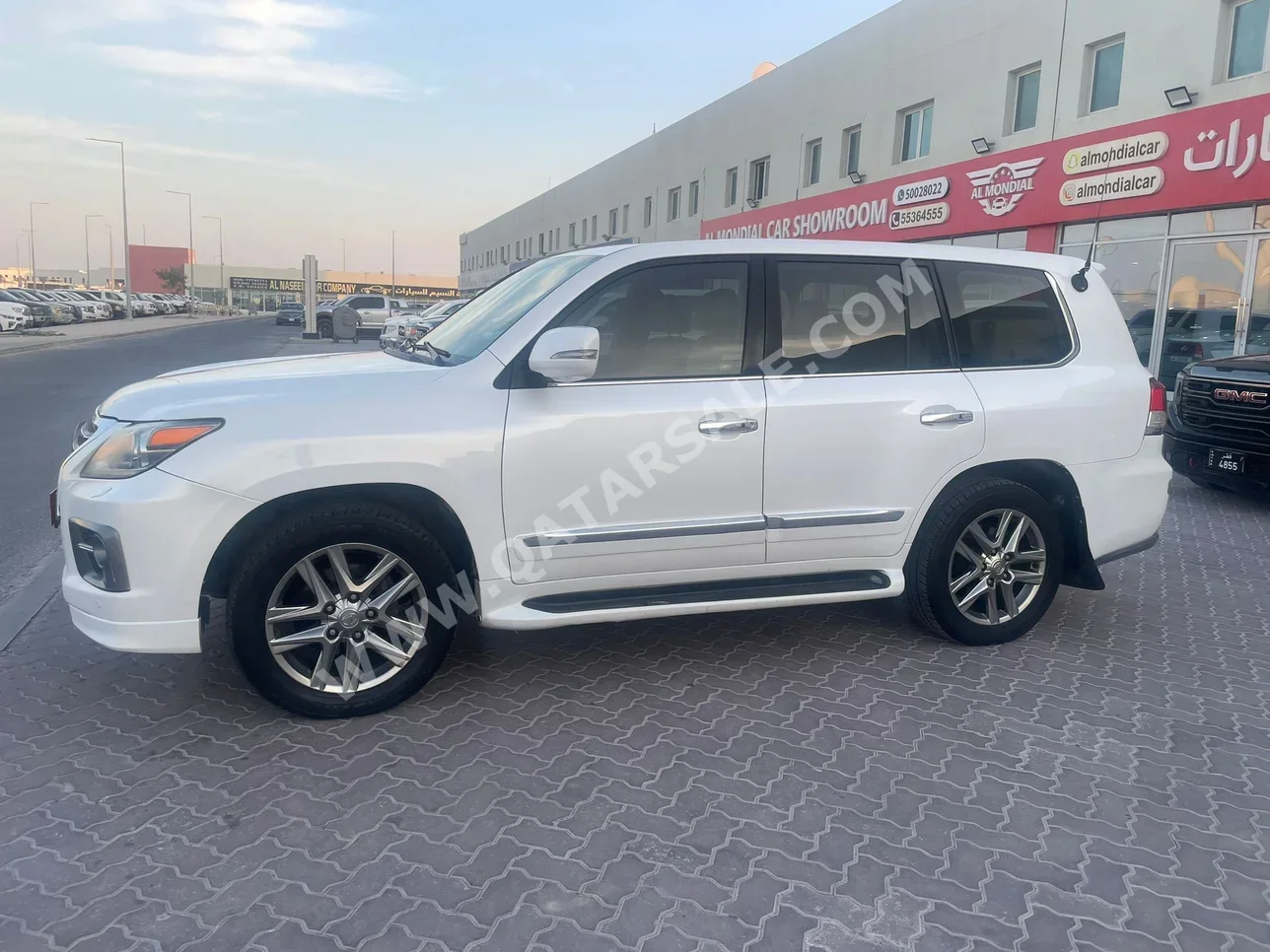 Lexus  LX  570 S  2010  Automatic  273,000 Km  8 Cylinder  Four Wheel Drive (4WD)  SUV  White