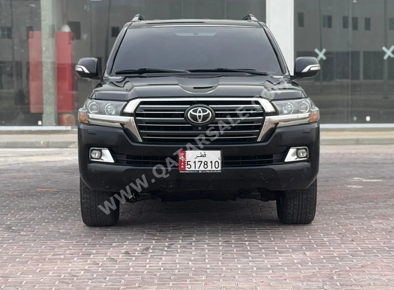 Toyota  Land Cruiser  VXR  2017  Automatic  194,000 Km  8 Cylinder  Four Wheel Drive (4WD)  SUV  Black