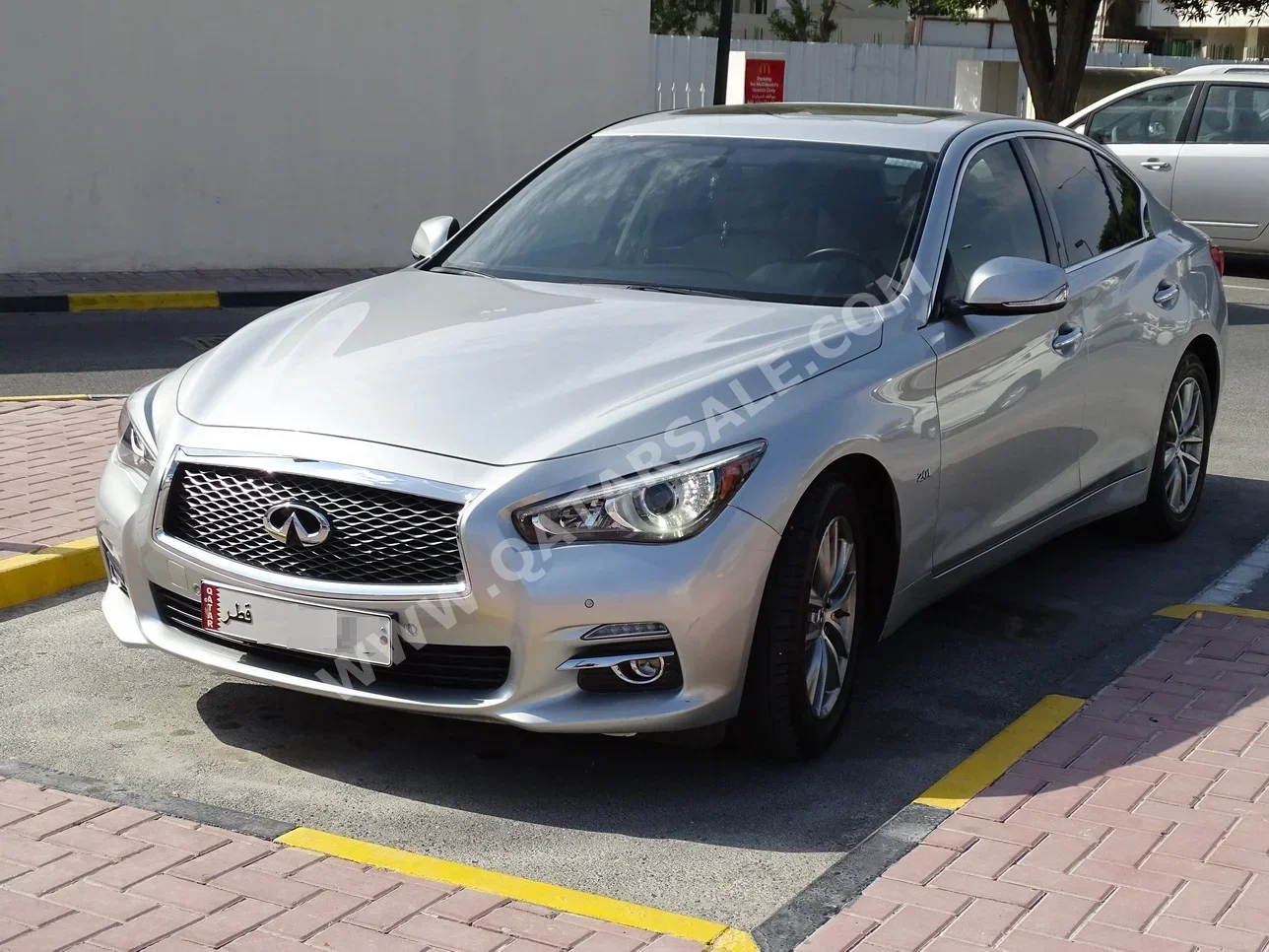 Infiniti  Q  50  2017  Automatic  37,000 Km  4 Cylinder  Rear Wheel Drive (RWD)  Sedan  Silver