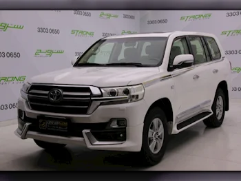 Toyota  Land Cruiser  VXR  2016  Automatic  278,000 Km  8 Cylinder  Four Wheel Drive (4WD)  SUV  White