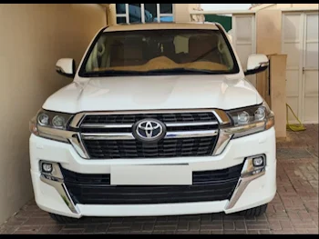 Toyota  Land Cruiser  GXR- Grand Touring  2021  Automatic  30,000 Km  8 Cylinder  Four Wheel Drive (4WD)  SUV  White  With Warranty