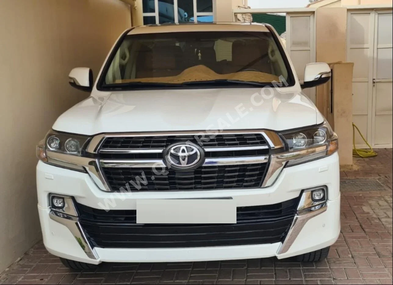 Toyota  Land Cruiser  GXR- Grand Touring  2021  Automatic  30,000 Km  8 Cylinder  Four Wheel Drive (4WD)  SUV  White  With Warranty