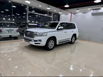 Toyota  Land Cruiser  GXR  2019  Automatic  197,000 Km  8 Cylinder  Four Wheel Drive (4WD)  SUV  White