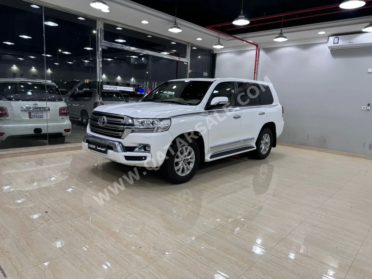 Toyota  Land Cruiser  GXR  2019  Automatic  197,000 Km  8 Cylinder  Four Wheel Drive (4WD)  SUV  White