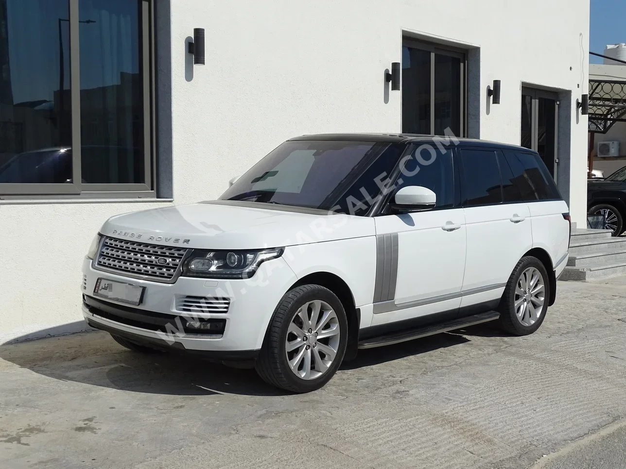  Land Rover  Range Rover  Vogue  2016  Automatic  241,000 Km  8 Cylinder  Four Wheel Drive (4WD)  SUV  White  With Warranty