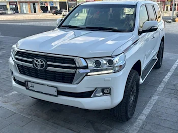  Toyota  Land Cruiser  GXR  2017  Automatic  148,000 Km  6 Cylinder  Four Wheel Drive (4WD)  SUV  White  With Warranty