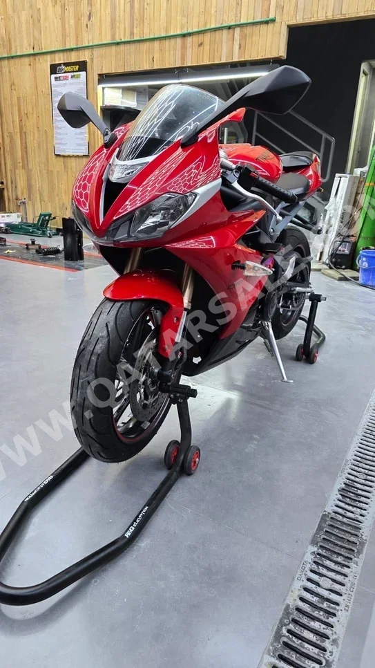 Triumph  Daytona 675r -  2015 - Color Red