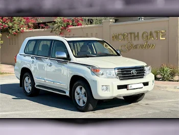 Toyota  Land Cruiser  GXR  2014  Automatic  240,000 Km  8 Cylinder  Four Wheel Drive (4WD)  SUV  White