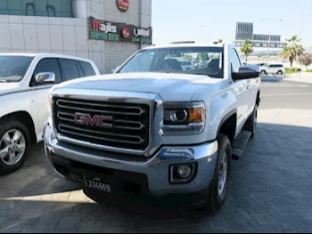 GMC  Sierra  2500 HD  2017  Automatic  213,000 Km  8 Cylinder  Four Wheel Drive (4WD)  Pick Up  White