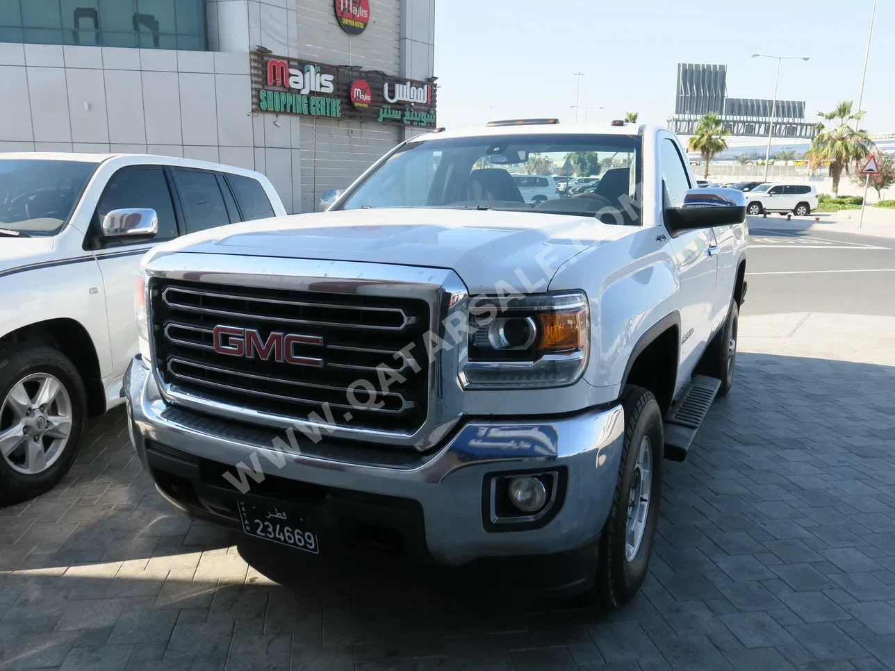 GMC  Sierra  2500 HD  2017  Automatic  213,000 Km  8 Cylinder  Four Wheel Drive (4WD)  Pick Up  White