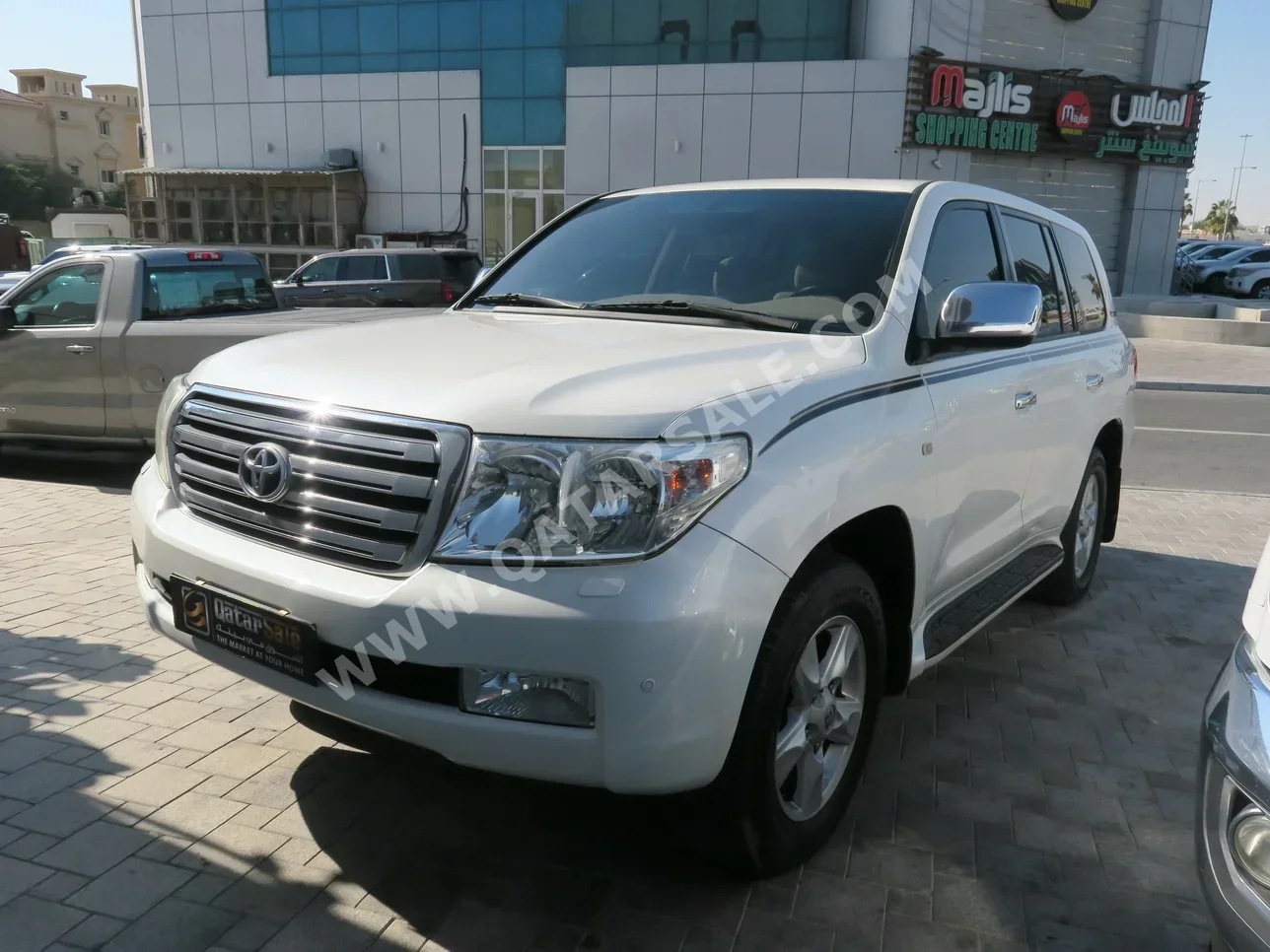 Toyota  Land Cruiser  VXR  2011  Automatic  439,000 Km  8 Cylinder  Four Wheel Drive (4WD)  SUV  White