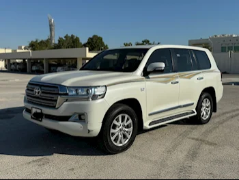 Toyota  Land Cruiser  VXR  2016  Automatic  178,000 Km  8 Cylinder  Four Wheel Drive (4WD)  SUV  White