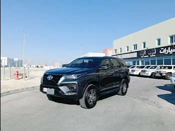 Toyota  Fortuner  SR5  2022  Automatic  13,000 Km  6 Cylinder  Four Wheel Drive (4WD)  SUV  Black  With Warranty