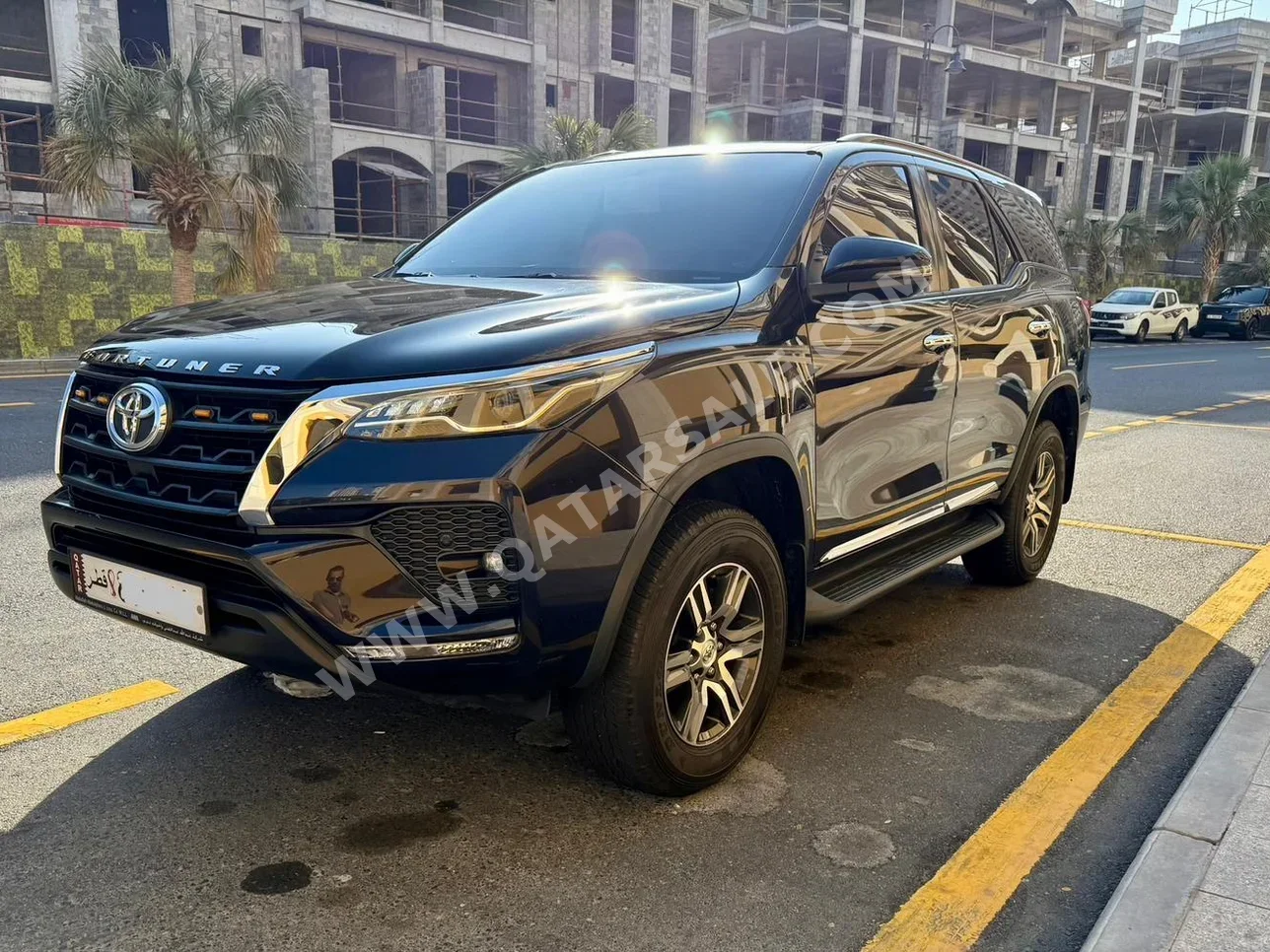 Toyota  Fortuner  SR5  2022  Automatic  51,000 Km  6 Cylinder  Four Wheel Drive (4WD)  SUV  Gray  With Warranty