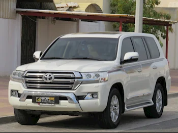 Toyota  Land Cruiser  GXR  2016  Automatic  205,000 Km  8 Cylinder  Four Wheel Drive (4WD)  SUV  White